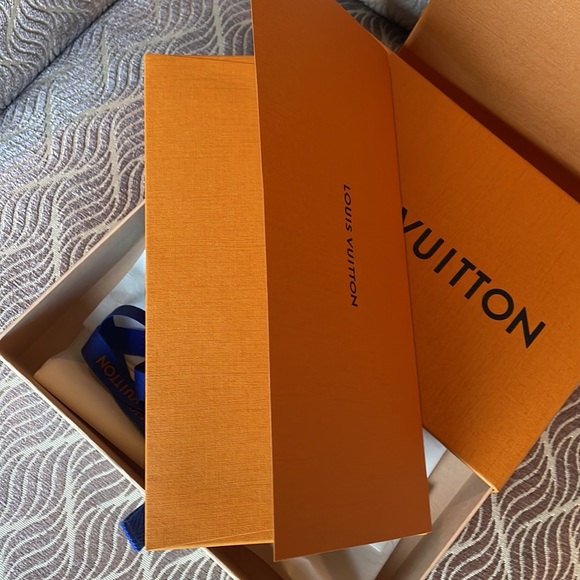100 💯 authentic Louis Vuitton box, ribbon, envelope and bag - Picture 3 of 5